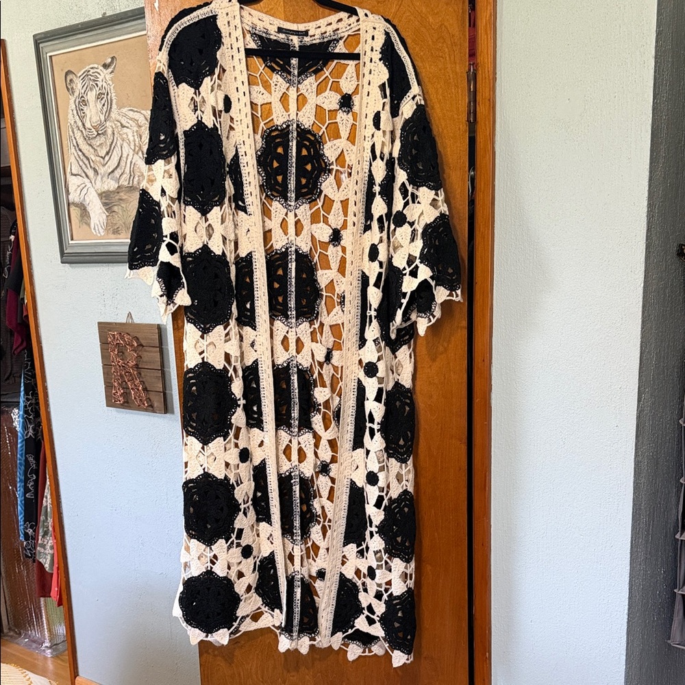 Do everything in love Crochet Open-Front Duster — Off white & Black